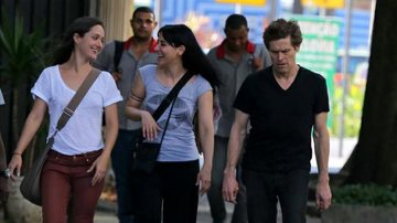 No Brasil para espetáculo teatral, Willem Dafoe caminha com a mulher no Rio de Janeiro - Agnews