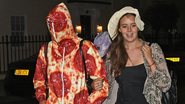 Cara Delevingne usa macacão de pizza para se esconder de paparazzi - AKM-GSI/Splash