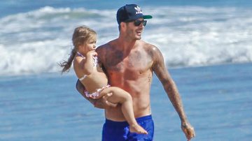 David Beckham brinca com a filha, Harper Seven, em praia de Malibu - AKM-GSI/Splash