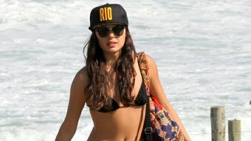 Isis Valverde vai à praia em dia de folga de gravações de Boogie Oogie - Ag. News