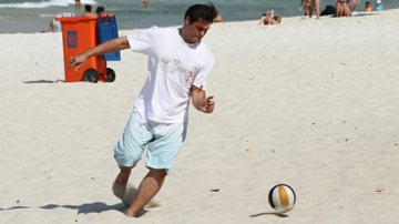 Dia de praia: Thiago Lacerda joga vôlei na areia - Wallace Barbosa/AgNews