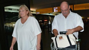 Debbie Rowe, mãe dos filhos de Michael Jackson, chega ao Brasil com Ian Thomas - Agnews