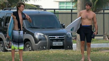 Vladimir Brichta e o enteado, filho de Adriana Esteves, surfam em praia do Rio - Dilson Silva/AgNews