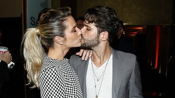 Giovanna Ewbank e Bruno Gagliasso dão beijo apaixonado em estreia em SP - Amauri Nehn/Photo Rio News