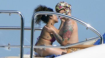 Rihanna é flagrada beijando amiga durante viagem na Itália - AKM-GSI/Splash