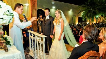 Em Goiânia, o casal celebra sua união perante a família e os amigos. - JOÃO PASSOS/BRASIL FOTOPRESS