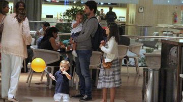 Marcelo Serrado curte passeio com seus três filhos - Marcus Pavão/AgNews