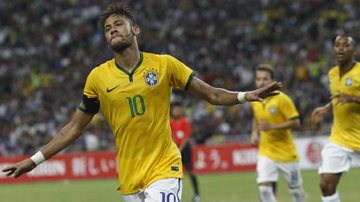 Neymar comemora gol diante do Japão - Reuters
