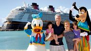 Na primeira viagem ao exterior com Sofia e Beatriz, casal embarca no Disney Dream e encontra Pato Donald e Pateta na ilha privada de Castway Cay. - Divulgação