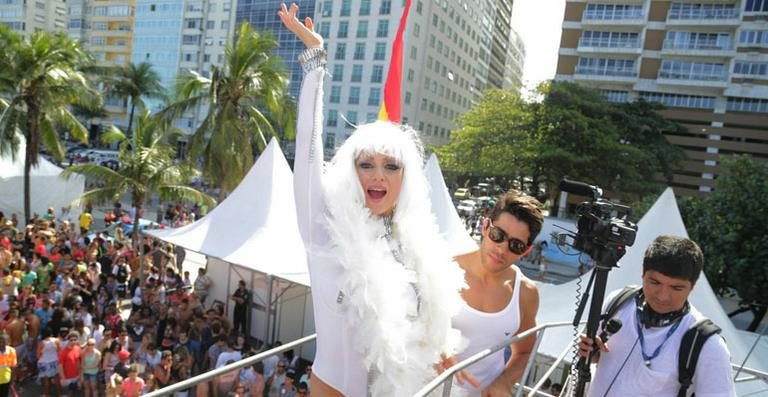 Letícia Spiller anima parada gay no Rio - Marcello Sá Barretto / AgNews