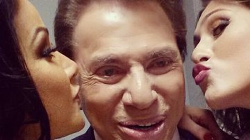 Silvio Santos ganha beijo duplo de Helen Ganzarolli e Lívia Andrade - Reprodução / Instagram
