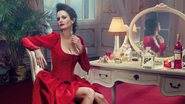 Com glamouroso vestido vermelho, cor símbolo da marca de bebidas, a atriz francesa estrela os meses do ano. - JULIA FULLERTON-BATTEN