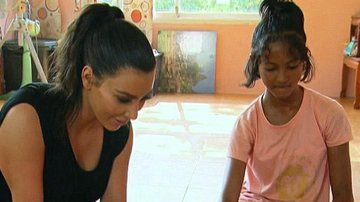Kim Kardashian visita orfanato na Tailândia - YouTube/Reprodução