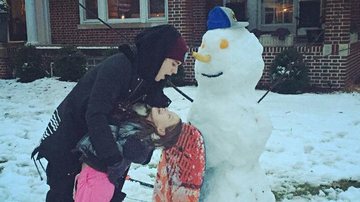Justin Bieber brinca na neve com a filha do pastor Carl Lentz - Instagram/Reprodução