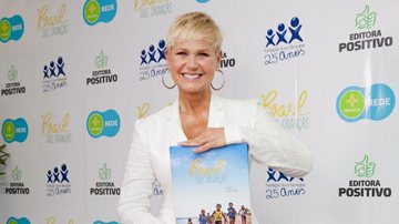 Xuxa com o livro "Brasil das Crianças" - FABRIZIA GRANATIERI/OBJECTIVA IMAGEM