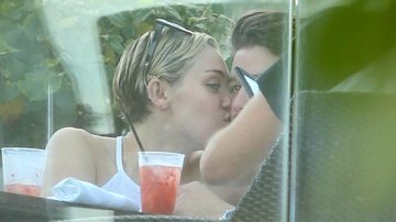 Miley Cyrus dá beijo na bochecha do namorado, Patrick Schwarzenegger - Splash News/AKM-GSI