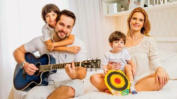 Em seu apartamento carioca, a estrela da Record, acompanhada dos filhos, Bernardo e Arthur,  ouve o marido, Bruno, tocar violão. - Cadu Pilotto