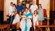 Família reunida: o pai, Diogo, com Malu, o casal Boni e Lou, Matheus com o padre Marcelo, os avós maternos, Luiz e Elke, e a atriz. - FABRIZIA GRANATIERI