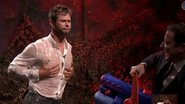 Chris Hemsworth dança de camisa molhada na TV - YouTube/Reprodução