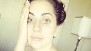 De topless, Lady Gaga surge sem maquiagem na cama - Instagram/Reprodução
