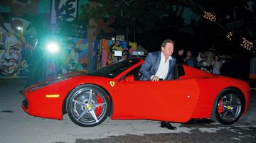 O empresário brasileiro chega ao badalado evento a bordo de sua Ferrari, nos EUA. - Divulgação