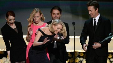 Naomi Watts tropeça e quase cai no palco do SAG Awards 2015 - Getty Images