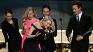 Naomi Watts tropeça e quase cai no palco do SAG Awards 2015 - Getty Images