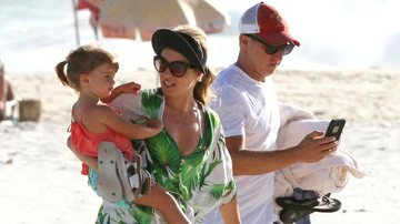 Angélica e Luciano Huck se divertem com Eva na praia - AgNews