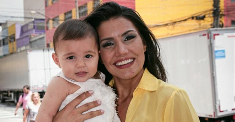 Mariana Felício posa com a filha, Anita, em São Paulo - Raphael Castello/AgNews