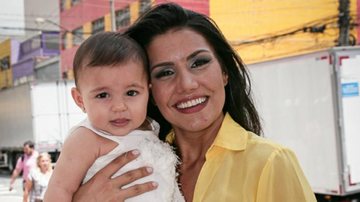 Mariana Felício posa com a filha, Anita, em São Paulo - Raphael Castello/AgNews