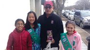 Tom Hanks ajuda garotinhas a vender cookies nos EUA - Divulgação