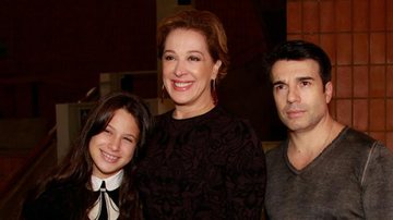 Claudia Raia vai ao teatro com a filha e o namorado - Marcos Ribas/Photo Rio News