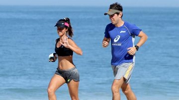 Carol Barcellos exibe boa forma em corrida na praia - JC Pereira/AgNews