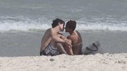Felipe Dylon e Aparecida Petrowky na praia - Wallace Barbosa/AgNews