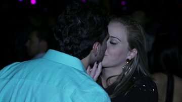 Paulinha Leite beija muito em show - Denilson Santos/AgNews