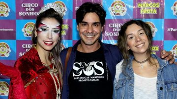 Com a namorada, André Gonçalves assiste a apresentação do Circo dos Sonhos - Alex Palarea / AgNews