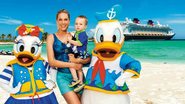 Ana e Jr. com o Pato Donald e Margarida em Castaway Cay, Bahamas - MATT STROSHANE