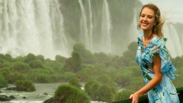 Gianne na Garganta do Diabo, local conhecido pela proximidade da água nas poderosas Cataratas do Iguaçu - Martin Gurfein