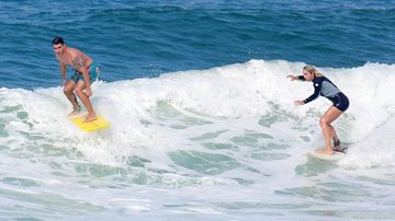 Juliano Cazarré e a esposa, Letícia, surfam juntos - AgNews/Dilson Silva