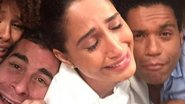 Camila Pitanga faz selfie 'depressiva' com elenco de Babilônia - Reprodução/ Instagram