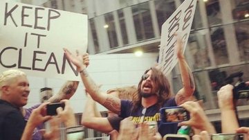 Foo Fighters invade manifestação homofóbica - Reprodução/ Instagram