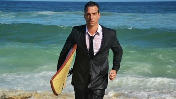 Carlos Bonow faz ensaio elegante na praia - Sergio Santoian