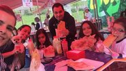 Luciano come pastel em feira com as filhas e a mulher - Instagram/Reprodução