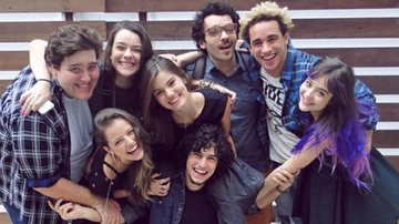 Camila Queiroz com o elenco de 'Verdades Secretas' - Reprodução TV Globo