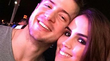 Pérola Faria beija o namorado durante festival de música - Reprodução/ Instagram