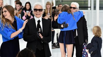Cara Delevingne quase mostra demais ao abraçar Karl Lagerfeld em desfile - Getty Images