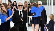 Cara Delevingne quase mostra demais ao abraçar Karl Lagerfeld em desfile - Getty Images
