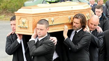 Jim Carrey carrega caixão de Cathriona White durante funeral na Irlanda - AKM-GSI/Splash