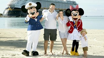 A atriz, grávida de 3 meses, com o marido, o filho, Mickey e Minnie na parada em Castaway Cay, nas Bahamas. - Gregg Newton