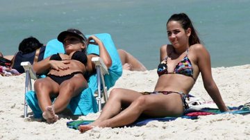 Pérola Faria e Carol Guarnieri curtem praia no Rio - Marcos Ferreira /Photo Rio News